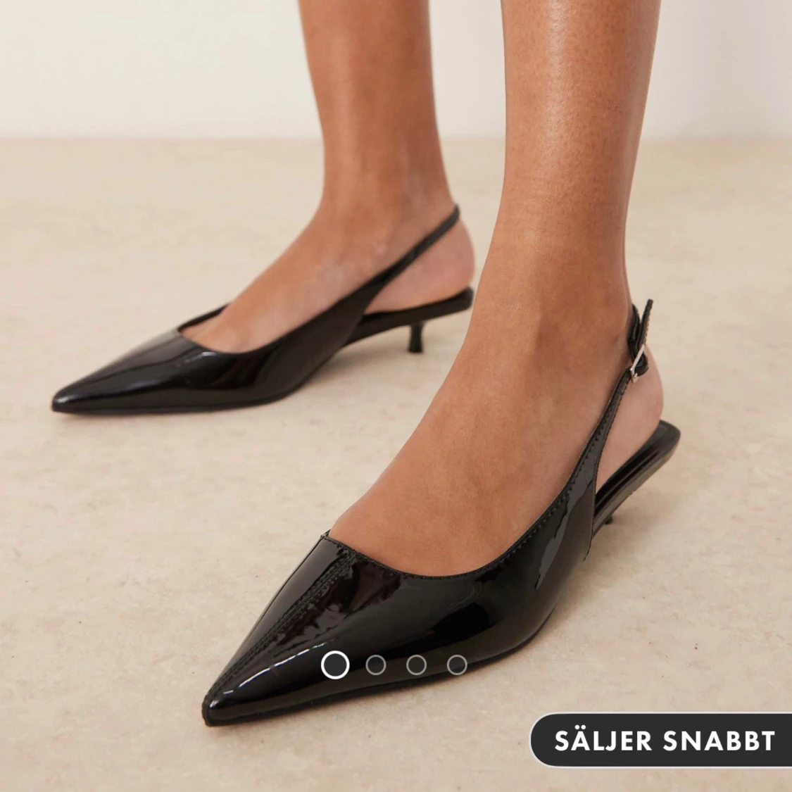 Svarta pumps med spetsig tå