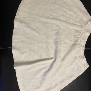 Vit kjol från lager157 - Säljer en vit kjol från lager 157 med en texturerad yta. Kjolen har en elastisk kant och är perfekt för en stilren look.