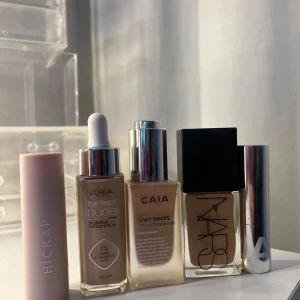 Foundation från olika märken - Basprodukter från olika märken L'Oréal True Match Tinted Serum, CAIA Dewy Drops och bb-stick i 20W, NARS i Punjab, Hickap Foundation Stick i nyansen Champagne 2C. 