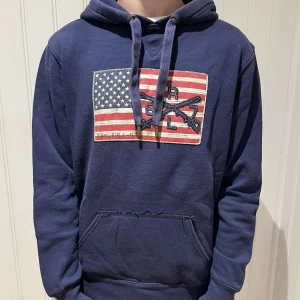 Ralph Lauren hoodie - Riktigt fet Ralph lauren hoodie i bra skick, inga defekter, storlek S, modellen är 178. Skriv vid funderingar. (8)