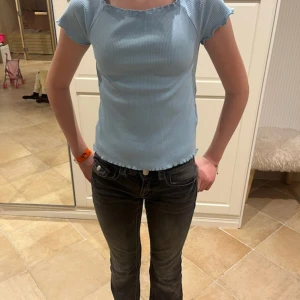 Ljusblå topp - Storlek 140, ljusblå.