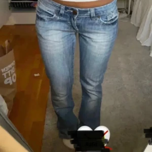 Blå jeans med bootcut - Snygga blå jeans med bootcut och låg midja. säljer pga att det är för små