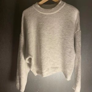 Stickad tröja - Fin lite oversize stickad tröja från Nelly som inte längre går att få tag på. Tröjan är endast använd vid ett fåtal tillfällen och i mycket bra skick🤍
