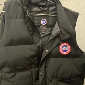 Svart canada goose - Säljer en canada goose väst för den har it kommit till användning helt ny skick 
