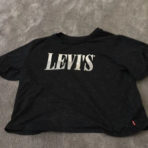 Svart t-shirt från Levi's - Svart T-shirt från Levi’s. 158 cm, säljs för 150kr