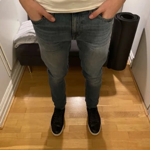 Tiger of sweden jeans - Säljer ett par Tiger of Sweden jeans. Modell Pistolero. Storlek 31/32. De är i nyskick, knappt använda. Mitt pris 799kr, nypris 1499kr. Hör av er för fler bilder eller vid funderingar!