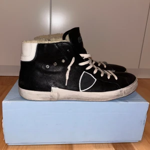 Philippe Model Sneakers  - Snygga svarta sneakers från Philippe Model perfekta nu i vinter. Skorna har en dragkedja på sidan och en bekväm, fodrad insida. Endast använda ett fåtal gånger.