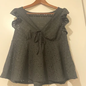 Svart blus - Gullig svart blus