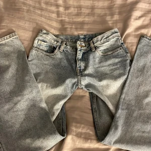 Brandy Melville jeans - Snygga ljusblå jeans från brandy melville med klassisk femficksdesign och knappgylf. Perfekta för en avslappnad stil. Passar 32-36