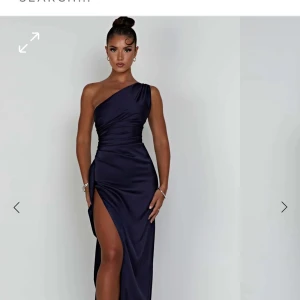 Marinblå oneshoulderklänning från Baby Boo Fashion - En marinblå festklänning som funkar till båda bal och andra festliga tillfällen. Aldrig använd, endast provad. Prislappen är kvar. Pris går att diskutera, nypris 1550kr                   Klänningen går hela vägen ner till marken på mig som är 165cm och sitter precis som på bilden