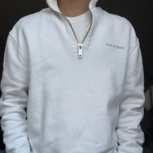 Vit tröja med dragkedja från Axel Arigato - Säljer denna sjukt snygga Axel arigato Half zip för bara 499 kr! Koftan är i 100% bomull | Skicket är 9/10 | killen på bilden är ungefär 168cm lång