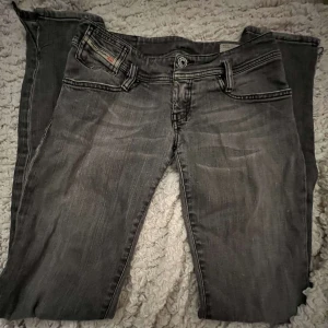 Mörkgrå dieseljeans - Sälker ett par mörkgråa dieseljeans som ja klippt upp lite vid benen! Hör av er vid frågor. De passar bra i längd på mig som är 165❣️ 