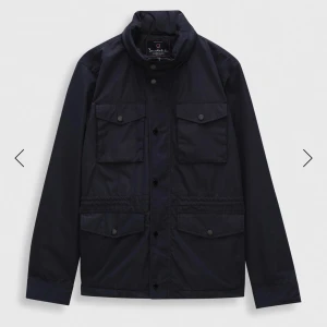 Mörkblå field jacket från Bondelid - Använt ett fåtal gånger • Inga defekter • Ny pris: 1700, mitt pris: 999kr • Fråga om du vill ha fler bilder.