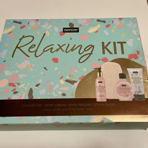 *NY*Relaxing Kit från Sence, Presenttips  - Ett avslappnande kit från Sence som innehåller 120 ml duschgel, 100 ml kroppskräm, 100 ml kroppspeeling och en skrubbhandske. Produkterna har en doft av varm vanilj och vita blommor. Perfekt för en lyxig hemmaspa-upplevelse.