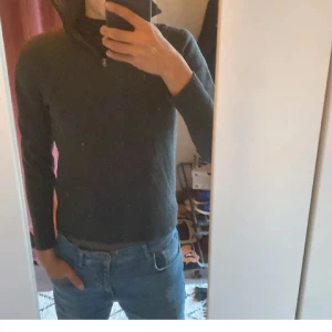 Half zip från These Glory Days - Snygg mörkgrå tröja från These Glory Days. I 100% merinoull. Nypris 1000 kr +. Storlek S men sitter som Xs. Mitt pris 289 kr går att diskuteras vid snabb affär. 