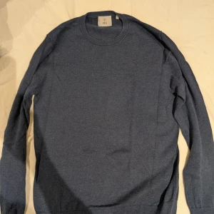 Mörkblå tröja från Bläck/MQ i M - Säljer en stilren mörkblå tröja från MQ i stl M. Sparsamt använd i fint skick.