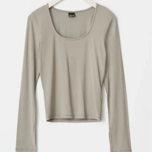 soft touch jersey top ginatricot - Snygg grön/grå långärmad topp från Gina Tricot. Enkel och stilren design med rund och djup halsringning. Den har en lång ärm med slits vid ärmsluten. 105kr + frakt