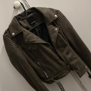 Brun mockajacka från Amisu - Snygg brun/grön mockajacka. Kommer inte till användning mera då jag växt ur den.