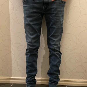 Replay jeans - Säljer ett par riktigt feta replay jeans i storlek 29, modellen på bilden är 1,68cm. Mitt pris är 449kr!!
