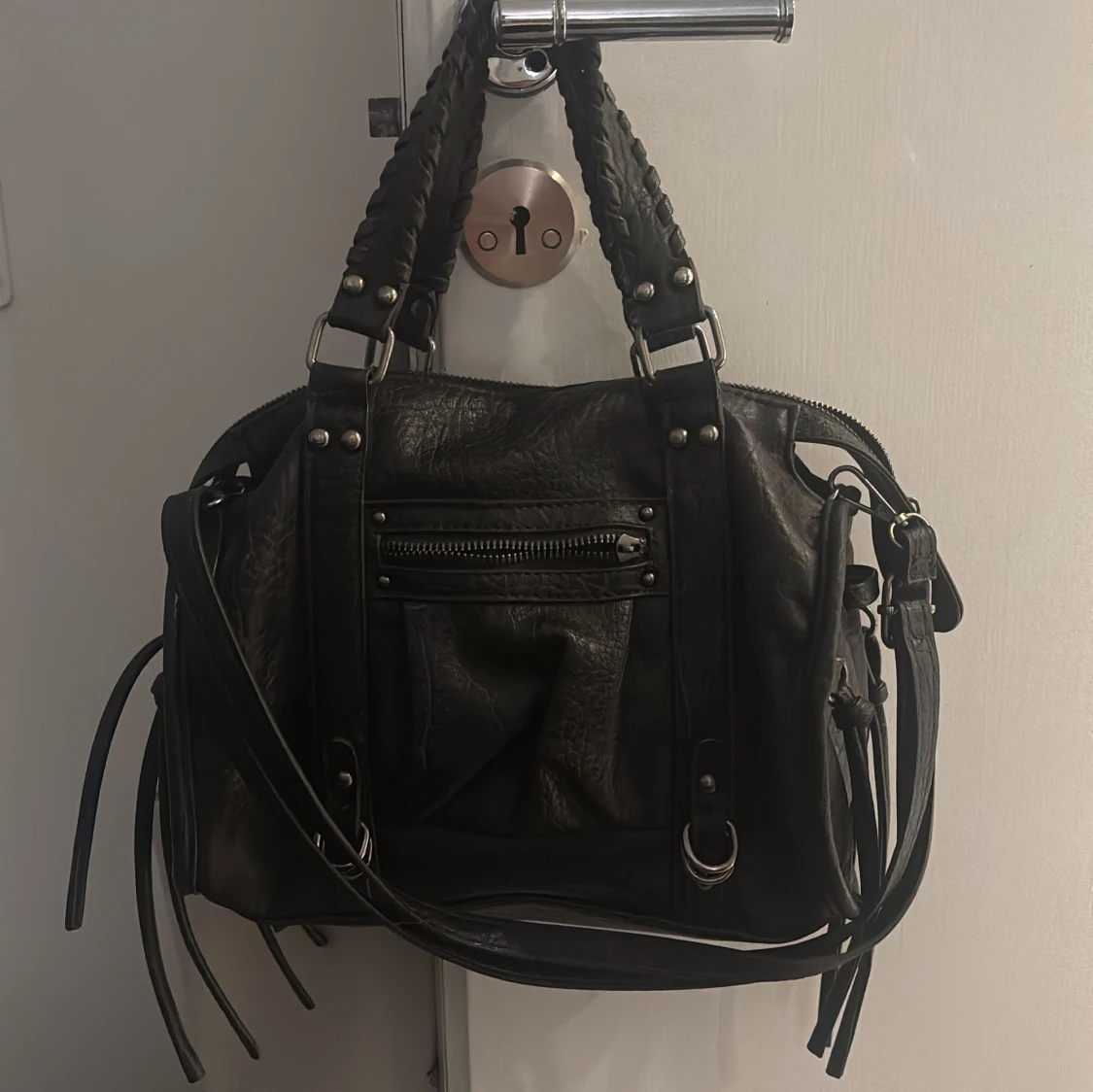 Svart axelväska med flätade handtag - 90