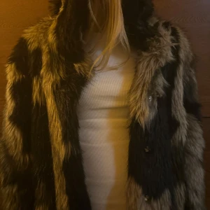 Päls jacka - Supernice faux fur jacka från bikbok. Sparsamt använd och i fint skick! Passar xs-m skulle jag säga☺️