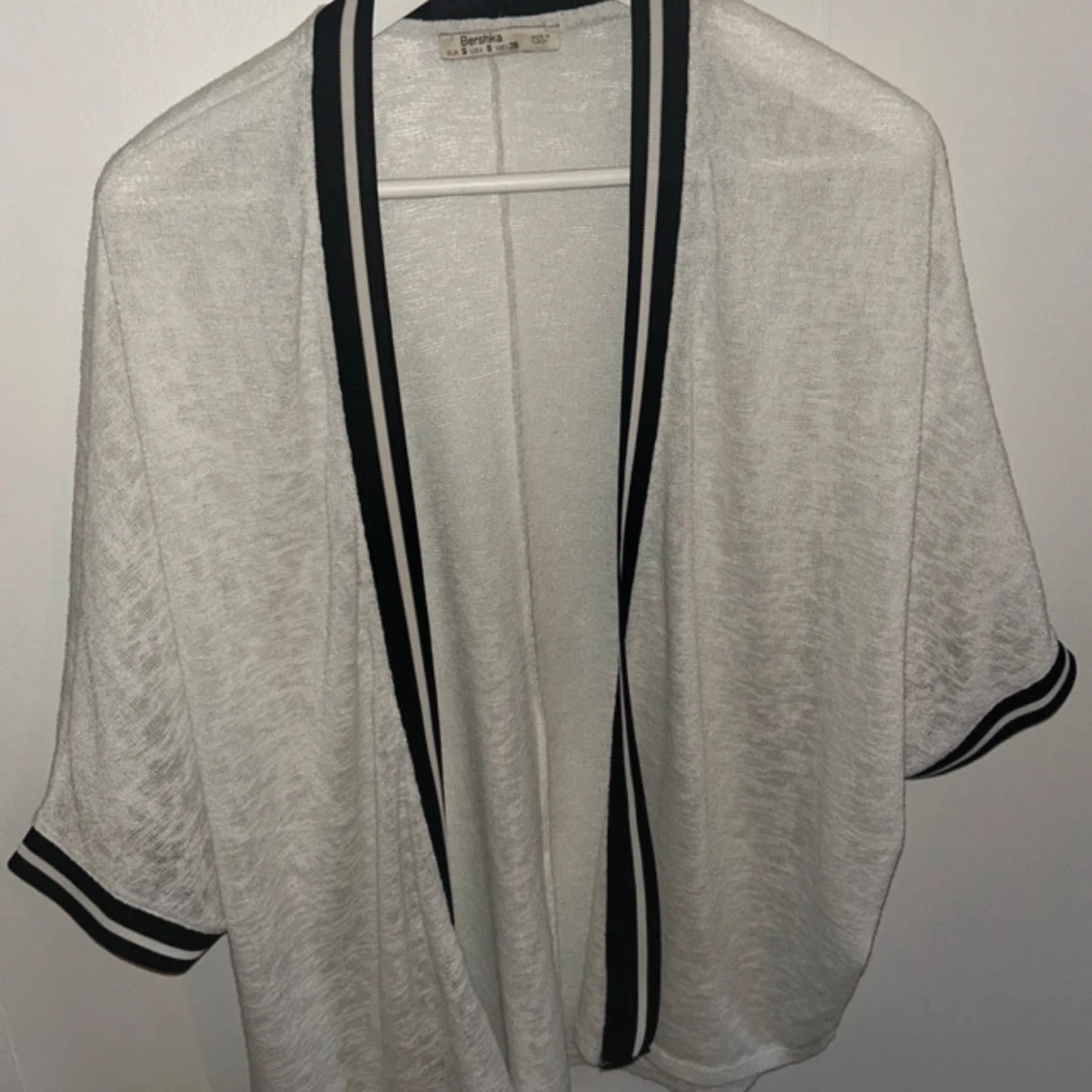 Vit kimono med svarta detaljer