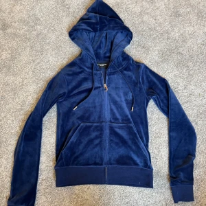 Juicy Couture  - Juicy kofta som används ett fåtal gånger, hör av er vid frågor eller fler bilder!