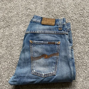 Nudie jeans - Ett par riktigt schyssta och unika nudie jeans. Avarge Joe är modellen. 30/32. Skick  8/10 finns några defekter men inget man lägger märke till. Modellen är 178cm och 62kg. Nypris 1800kr Skriv vid minsta fundering!! Mvh Lysekilsgarderoben 