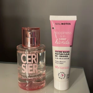 Solinotes Cerisier Eau de Parfum och Handkräm - Fräsch och blommig doft av körsbärsblom från Solinotes. Handkrämen har samma doft som parfymen och köptes tillsammans! Parfymen är 50ml och handkrämen 30ml. Litet mindre men lyxig duo med god fräsch doft, perfekt till sommaren! (Köpt på hm och har använt båda två gånger)
