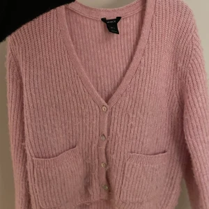 Rosa stickad kofta  - Mysig kofta från Lindex! Strl S, säljer då den  inte har kommit till användning:)  
