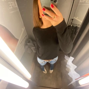 Blå jeans från Pepe Jeans  - Snygga blå jeans från Levis med klassisk femficksdesign och brunt lädermärke på linningen. Perfekta för en avslappnad stil. Har en hemmagjord slits.