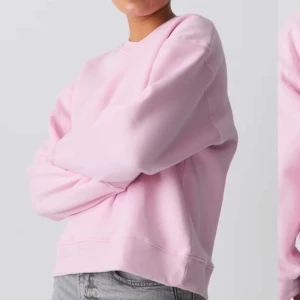 Gina tricot rosa basic sweater XS 250kr - Säljer min fina rosa tröjan storlek XS fick som julklapp men gillade inte har inte använt och den är helt ny fortfarande