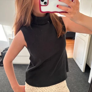 Svart ärmlös polotopp - Säljer min snygga svarta polotröja från Zara då den ej kommer till användning! Använd 1-2 gånger och därav i toppskick🩷