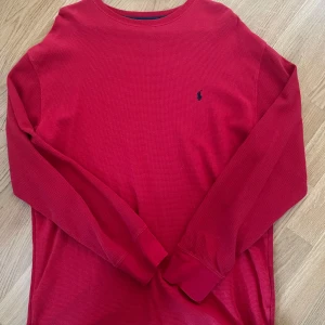 Polo Ralph lauren tröja - En snygg Ralph lauren tröja i storleken XL men passar L och M med👍🏼(nypris ca 2000 mitt pris 299✅) 💸 (priset går att diskuteras)👍🏼