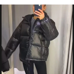 Svart glansig pufferjacka - Snygg svart pufferjacka med glansigt utseende. Jätte varm och skön, skön luva på☺️storlek xs men passar även S