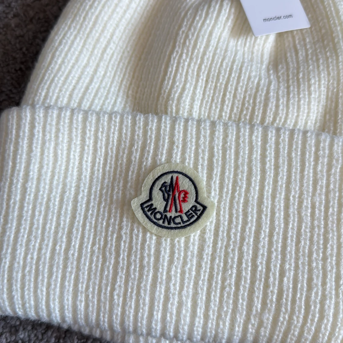 Vit ribbad mössa från Moncler - 1