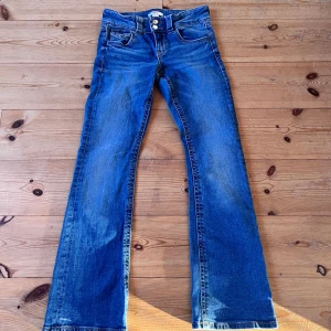 Blå bootcut jeans - Snygga blå bootcut jeans från Gina Young med låg midja, storlek 152. De har en knapp- och dragkedjestängning framtill. Säljer då de blivit för korta för mig🤍