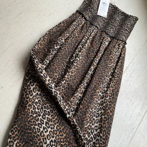 Leopard klänning - Snygg leopardmönstrad klänning, axelbandslös med resår🫶🏼