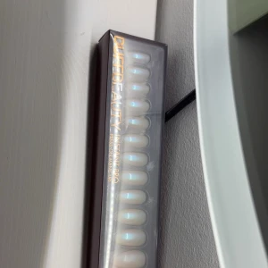 Naglar  - Snygga naglar från duff beauty. Aldrig öppnad eller använt. Färgen heter glazed donut! Köpt för 239kr på sephora