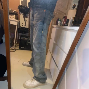 True religion jeans Billy - Säljer ett par True religion jeans i strolek 32 med passformen billy. Dom har användts tre gånger och har pytte lite slitage på vänster benet som man kan se på bilden. Ny pris  3000kr. Köptes i november.