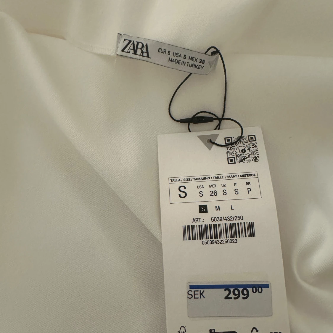 Vit långärmad off-shoulder topp från Zara - 90