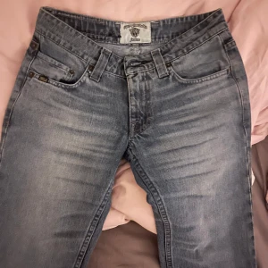 Lågmidjade jeans - lågmidjade jeans från tiger of sweden jättesnygga men tyvärr för små för mig dom sitter som straight/flare står w28 men dom är väldigt små