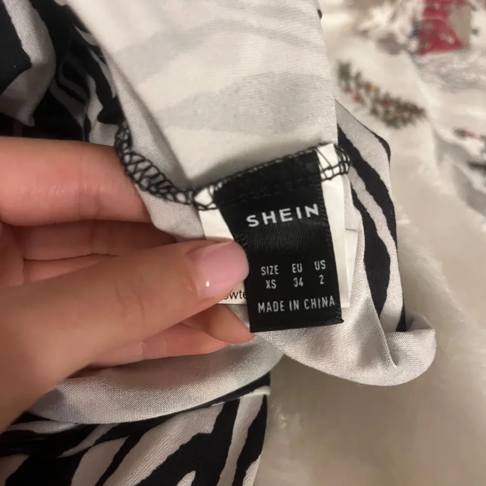 Snygg zebramönstrad topp från Shein med långa ärmar och spetsdetaljer. Perfekt för en trendig look med sin svartvita design. Köpte den endast för en djurtema fest, sedan dess aldrig använt . Yläosat.