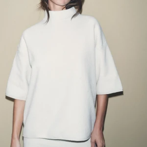 Vit polotröja - Snygg vit polotröja med trekvartsärm och en avslappnad passform. Perfekt för en stilren look. Slutsåld därav pris, går därimot att diskutera❣️