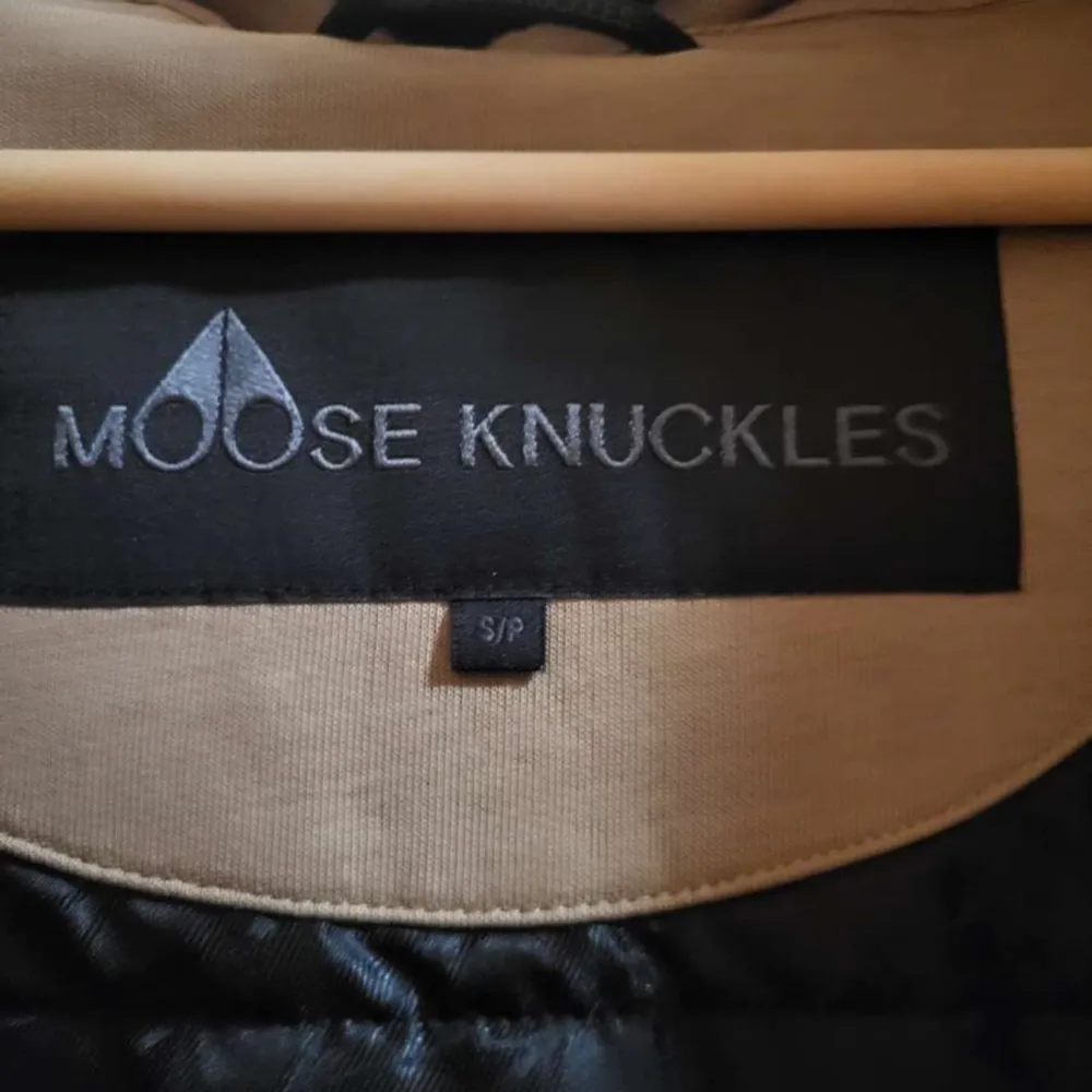 Säljer min Moose Knuckles Bunny då den inte kommer till användning. Använd ca 7 gånger, litet smuts märke på höger arm som man ser på bilden. Utom det är den i perfekt skick. Köpt på NK för ca 1 år sedan. Kvitto finns.. Takit.