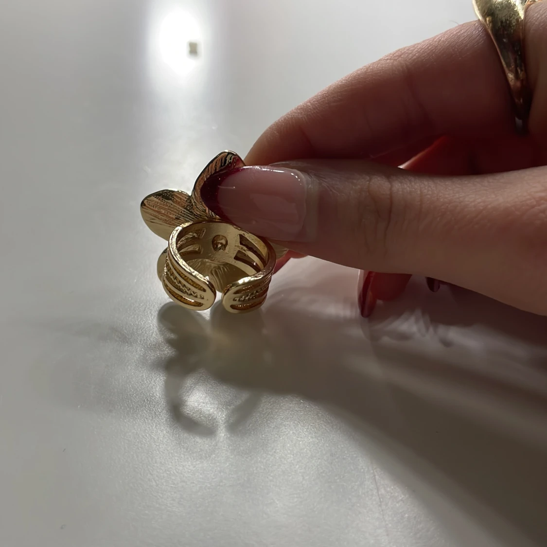 Guldfärgad blomformad ring - 91