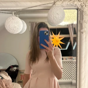 Ljusrosa peplum topp - Snygg baby rosa peplum topp med korta ärmar. Säljer pga att den inte kommer till användning.