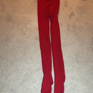 Röda leggings från H&M - Säljer ett par röda strumpbyxor från H&M i storlek 134/140. Perfekta för en färgglad och bekväm stil. Tillverkade i ett mjukt och stretchigt material som ger en skön passform. Det finns ett annat par strumpbyxor som jag lagt upp en annons på om ni är intresserade kan ni få båda för 25 kr!