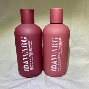Nya! Ida Warg Colour Protecting Shampoo och Conditioner - Säljer ett set med Colour Protecting Shampoo och Conditioner från Ida Warg. Båda produkterna kommer i stilrena rosa flaskor och är designade för att bevara hårfärgens glans. Perfekt för färgat hår. 250ml vardera, helt nya! Ord pris 145-189:-/st