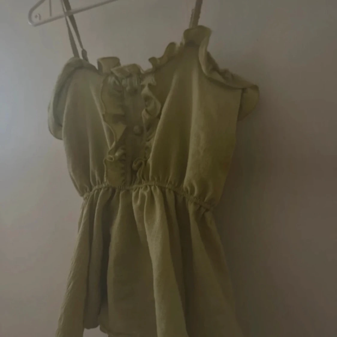 Olivgrön topp med volangdetaljer - 91